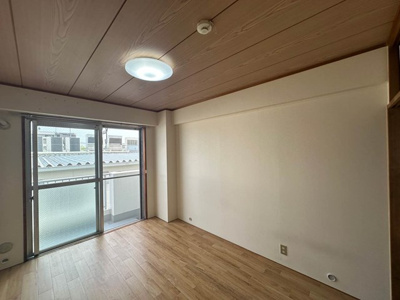 【洋室】 | 日吉パフィオマンション | 南向き洋室6帖☆ダイニングキッチンから入って右手側♪こちらのお部屋からもバルコニーに繋がっています！
