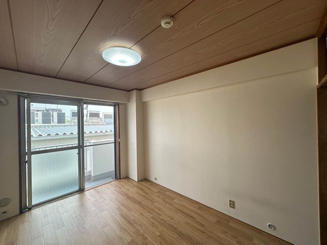 【洋室】 | 日吉パフィオマンション | 南向き洋室6帖☆ダイニングキッチンから入って右手側♪こちらのお部屋からもバルコニーに繋がっています！