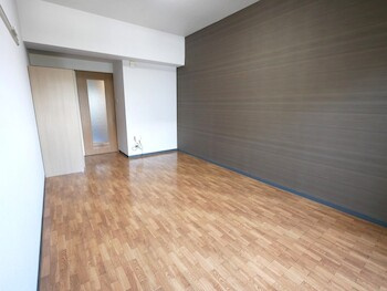 student mansion ORTOの居間・リビング|※お部屋によって壁紙の色が異なります