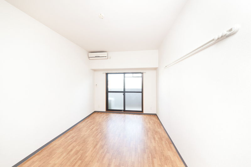 student mansion ORTOの居間・リビング|※お部屋によって壁紙の色が異なります