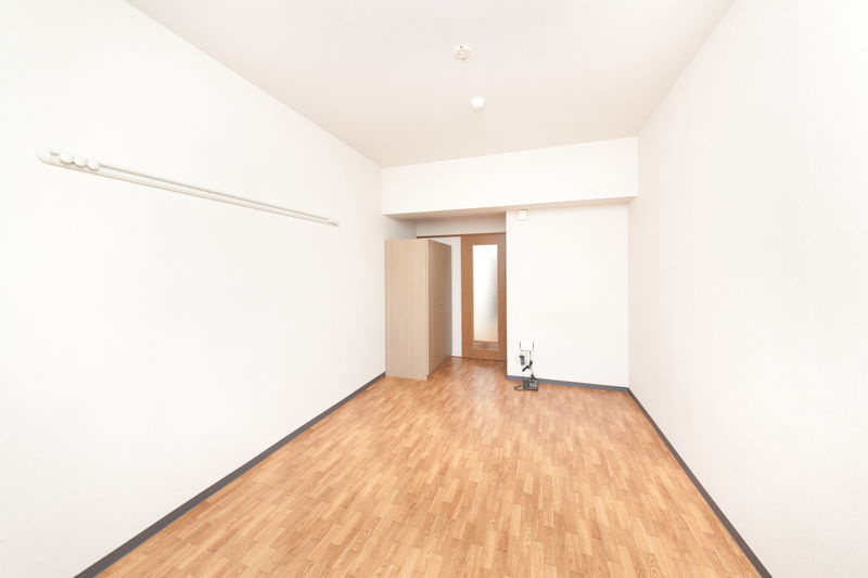 student mansion ORTOの居間・リビング|※お部屋によって壁紙の色が異なります