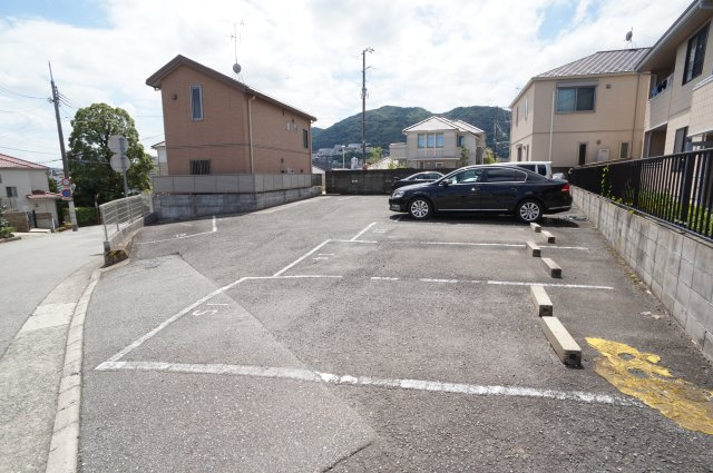 シャルム御殿山の駐車場