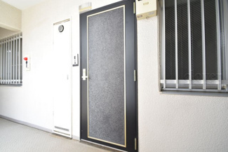 【その他共用部分】 | 皆様をお迎えする、お部屋の玄関ドア。開けやすさや開放角度、ドアノブの操作しやすさや鍵の形状などを、現地で一度ご確認ください。～即日のご見学可能～　お問合せはお気軽にどうぞ。
