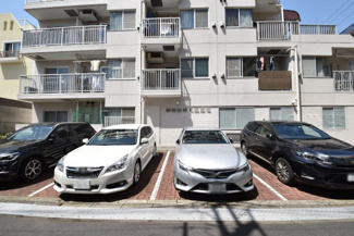 【駐車場】 | マンションの駐車場スペース。空きの有無や駐車料金、サイズ規定などについては、改めてお問い合わせください。～即日のご見学可能～　お問合せはお気軽にどうぞ。