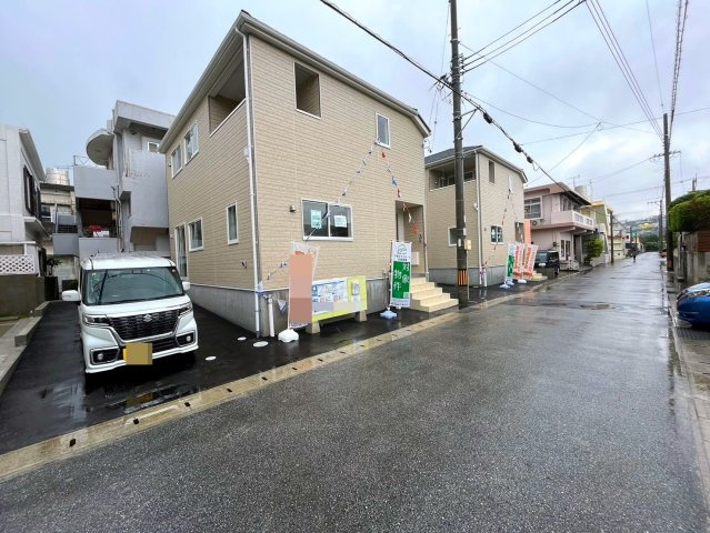 沖縄市泡瀬　第4　2号棟の前面道路含む現地写真