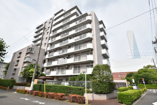【外観】 | 手入れの行き届いた外壁やエントランスなど、「見ればわかる」レベルで清潔感を保ったマンションです。築年数を感じさせない姿で皆様をお出迎えします。～即日のご見学可能～　お問合せはお気軽にどうぞ。
