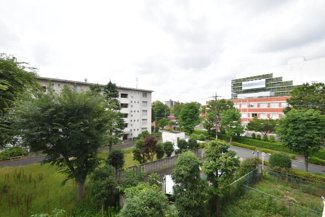 【展望】 | 眼前に広がる空の雄大さと、このお部屋の自慢の一つである「眺望」をご覧ください。毎日、この景色を独り占めできる新生活に夢が広がります。～即日のご見学可能～　お問合せはお気軽にどうぞ。
