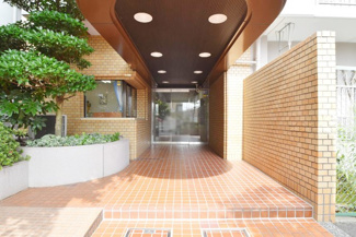 【エントランス】 | お客様を、そして住人を出迎えてくれるマンションのエントランス。ゴミが落ちていないことからも、管理状態の良さや住民の節度の高さが見て取れます。～即日のご見学可能～　お問合せはお気軽にどうぞ。

