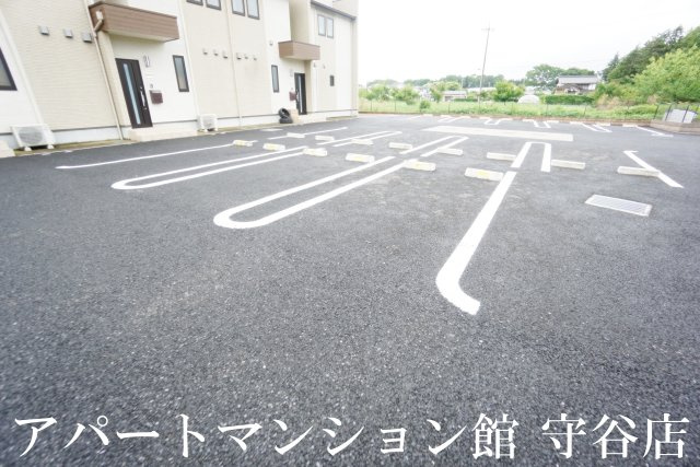 FAMILLEの駐車場