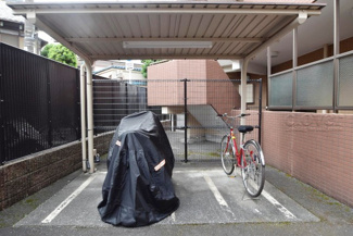 【駐車場】 | バイク置き場。空き区画の有無や駐輪料金、サイズおよび排気量規定などについては、改めてお問い合わせください。～即日のご見学可能～　お問合せはお気軽にどうぞ。