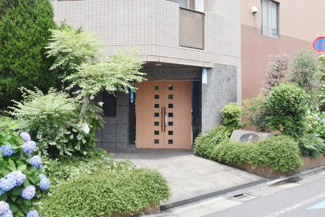【エントランス】 | オートロックを備えた、マンションのエントランス。やはりセキュリティの観点は欠かすことができません。皆様を“安全”に送り出し、出迎えてくれます。～即日のご見学可能～　お問合せはお気軽にどうぞ。