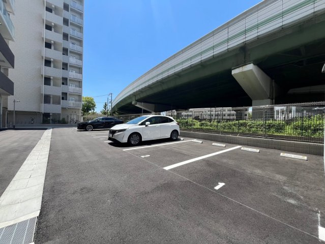 スプランディッド難波WESTⅡの駐車場|駐車場完備です