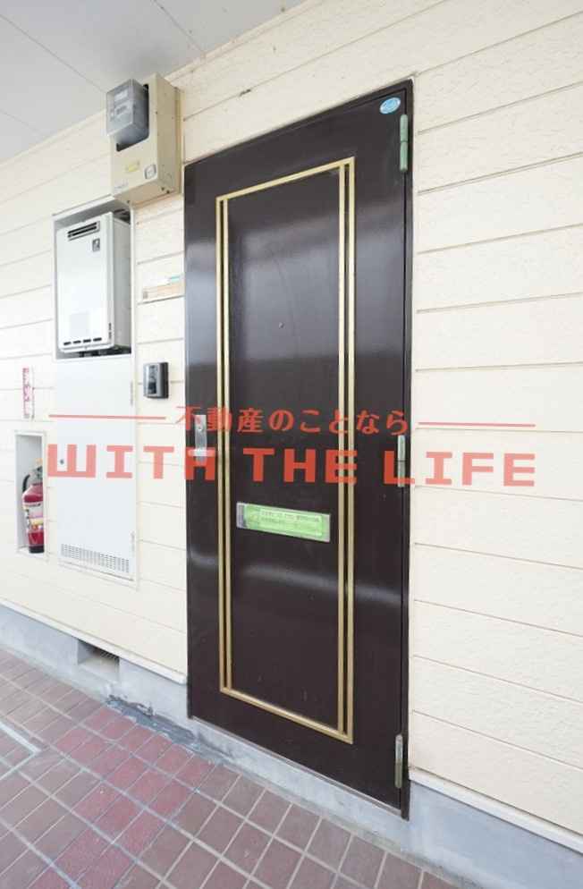 シャトレ津福本町【キャッシュバック対象】の玄関|明るい玄関です