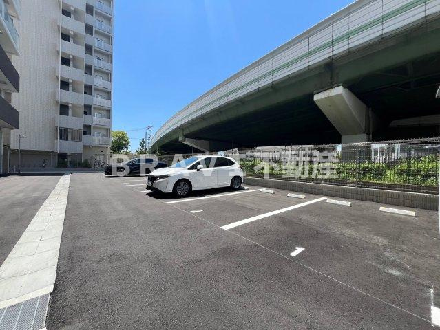 スプランディッド難波WESTⅡの駐車場|車をお持ちの方に嬉しい駐車場付きの物件です