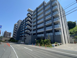 【外観】 | 小田急江ノ島線「善行」駅徒歩11分！歩車分離で来客用駐車場も確保した敷地計画です。