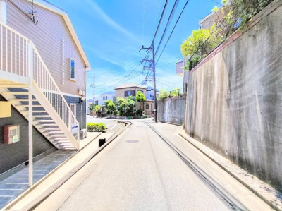 【前面道路含む現地写真】 | ◆◇前田町　新築戸建て◇◆ | ◆その邸が魅せる、気品・上質・重厚感・極細やかさ、そのすべては訪れた者に安らぎと品性を与える特別な空間です。ここに住むからこそ意味がある。すべての（始まり）をここから迎えます。