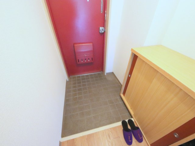 メゾン東生駒YD3番館の玄関