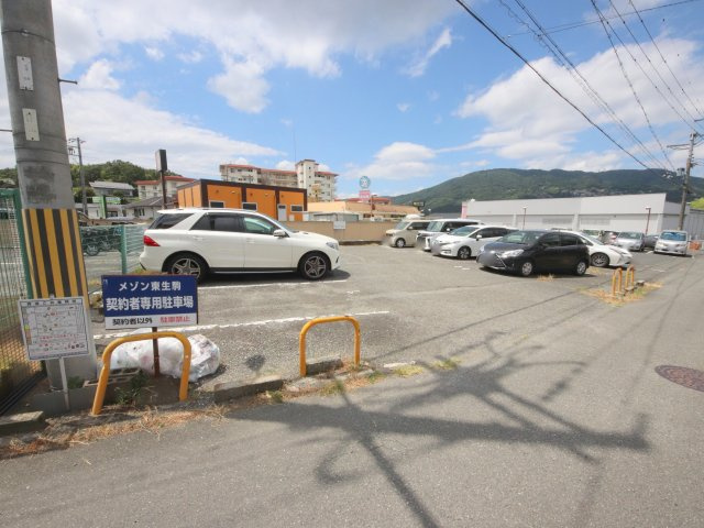メゾン東生駒YD3番館の駐車場