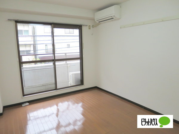 エクセレント河の洋室