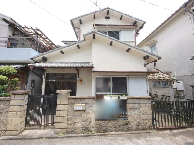 生駒市壱分町の一戸建てのエントランス