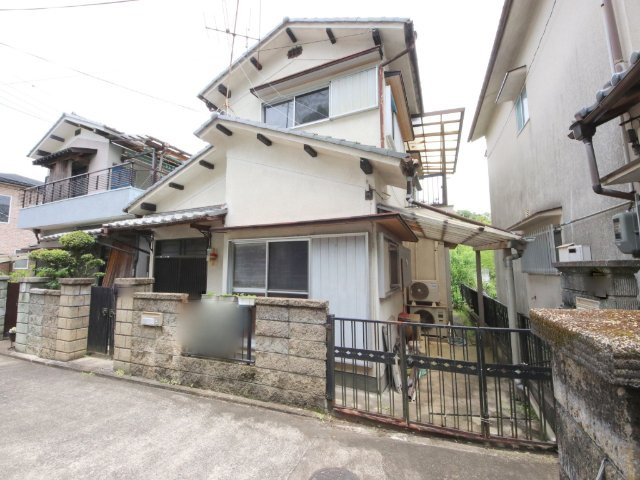 生駒市壱分町の一戸建てのエントランス