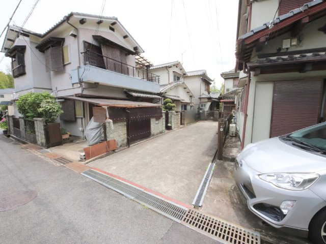 生駒市壱分町の一戸建ての駐車場