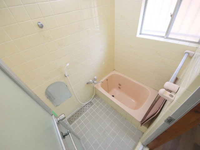 生駒市壱分町の一戸建ての浴室