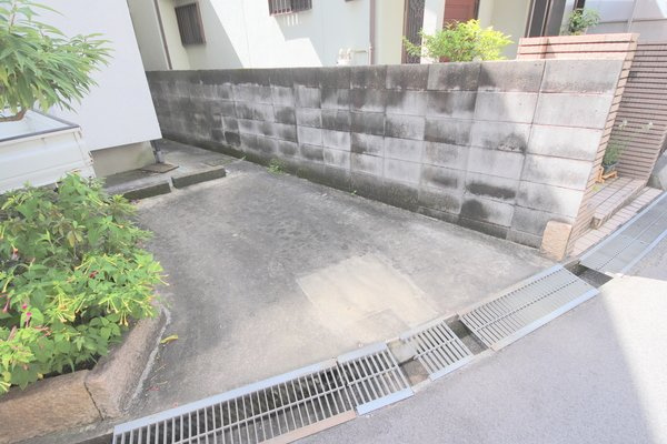 ハイツ本町の駐車場