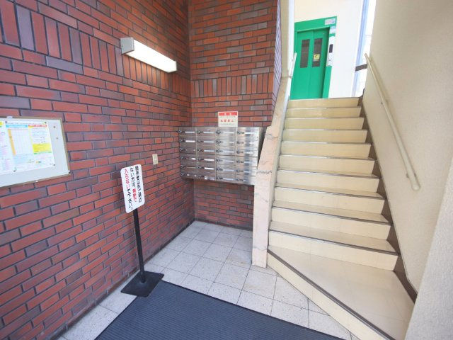 富雄駅前木村ビルのエントランス