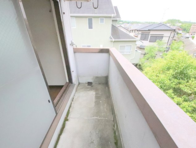 奈良市帝塚山２丁目のアパートのバルコニー