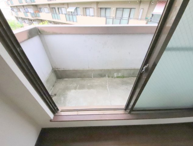 奈良市帝塚山２丁目のアパートのバルコニー