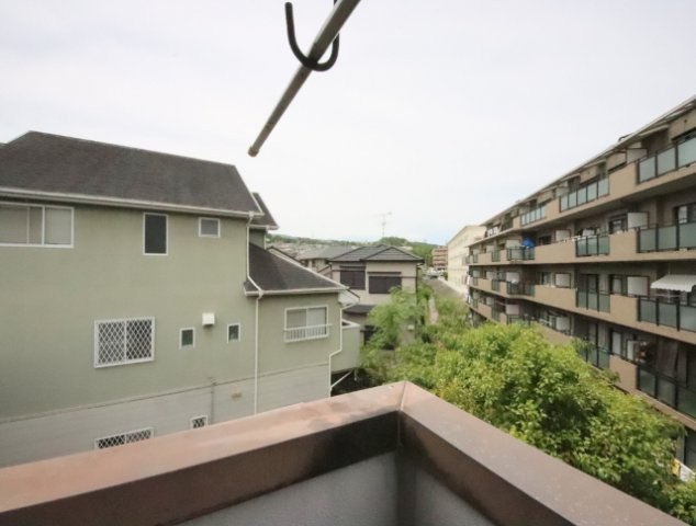 奈良市帝塚山２丁目のアパートのバルコニー