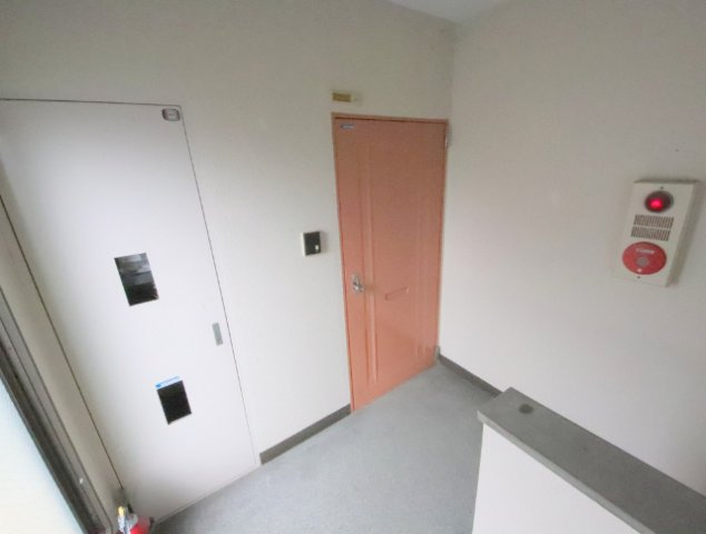 奈良市帝塚山２丁目のアパートの玄関