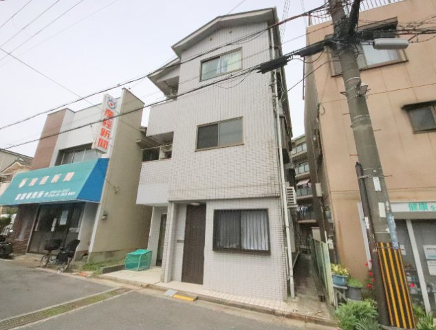 奈良市帝塚山２丁目のアパートのエントランス