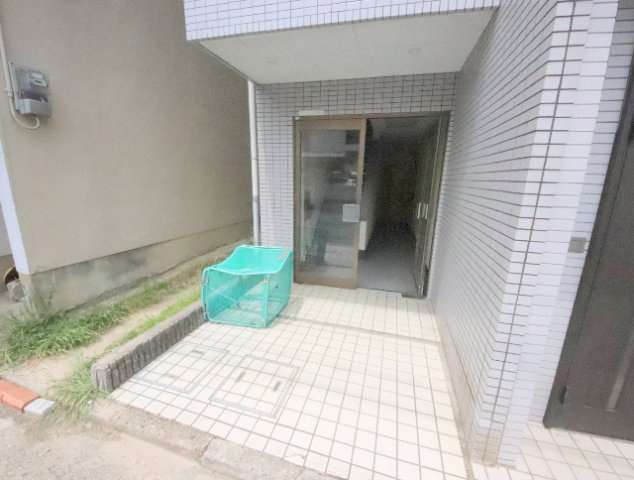 奈良市帝塚山２丁目のアパートのエントランス