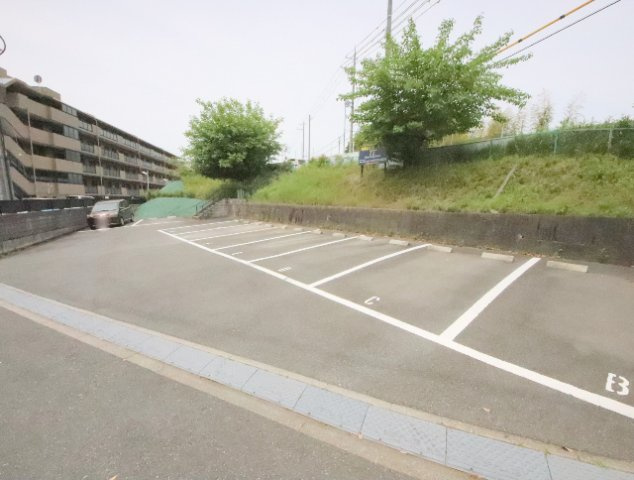 奈良市帝塚山２丁目のアパートの駐車場