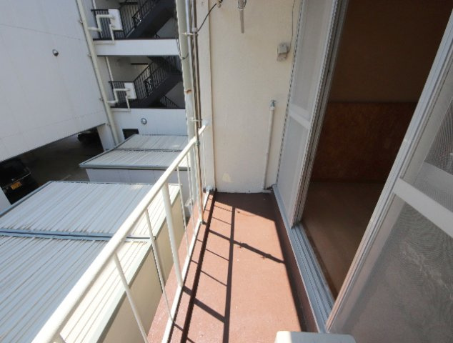 生駒市東松ケ丘の賃貸マンションのバルコニー