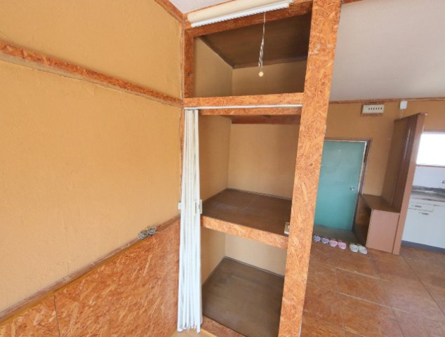 生駒市東松ケ丘の賃貸マンションの収納
