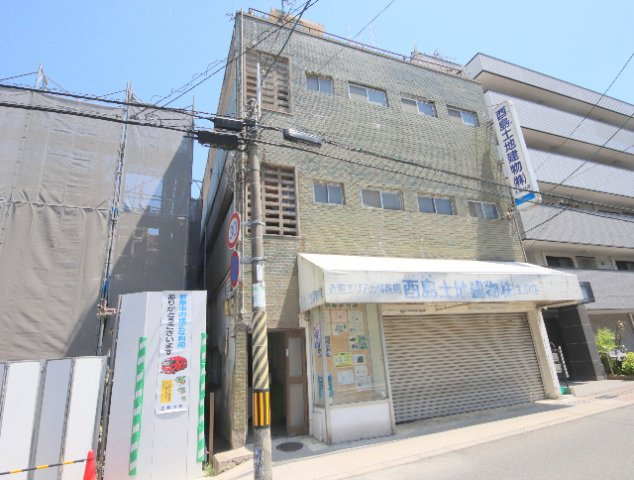 生駒市東松ケ丘の賃貸マンションのエントランス