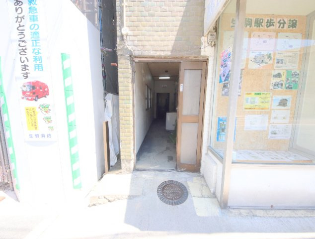 生駒市東松ケ丘の賃貸マンションのエントランス