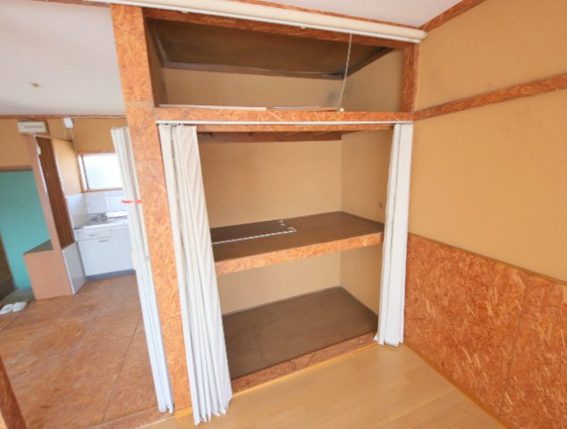 生駒市東松ケ丘の賃貸マンションの収納