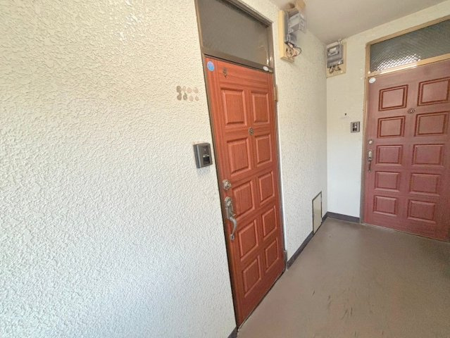 生駒市壱分町の賃貸マンションの玄関