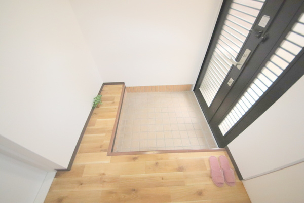 生駒市西松ケ丘の一戸建ての玄関