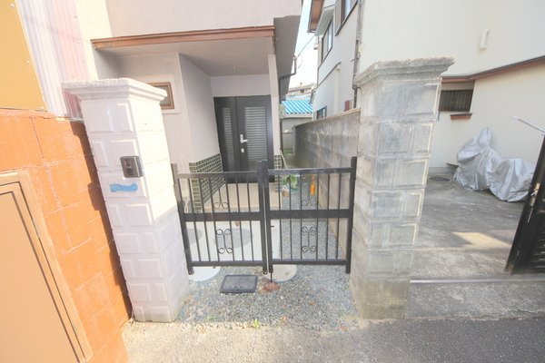 生駒市西松ケ丘の一戸建てのエントランス