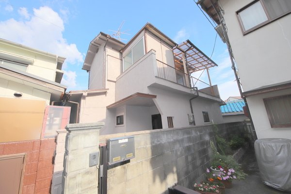 生駒市西松ケ丘の一戸建ての外観