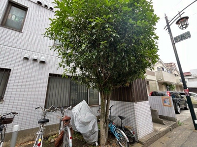 【庭】 | ア－バンヒルズ南橋本 | 物件によっては、入居者が個人的に使用できる専用庭がついているものもあります。また、住宅の中にある土間の部分を庭と呼ぶこともあります。庭の用途は住む人によって変わり、それによってデザインもさまざまです。