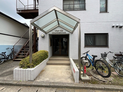 【エントランス】 | ア－バンヒルズ南橋本 | マンションのエントランスには、もともと風よけや防犯の役割がありますが、マンションによって宅配ボックスなどの設備が備わっている所もあります。日々の生活をイメージしながら生活しやすさをチェックしましょう。