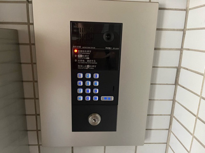 【防犯設備】 | ア－バンヒルズ南橋本 | 室内の防犯設備もチェックしましょう！モニター付きインターホンが設置されているか、防犯シャッターが設備されているか、ベランダに人が上がってきにくい高さかなどチェックしておくと入居後も安心できるでしょう。