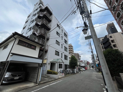 【外観】 | ア－バンヒルズ南橋本 | 外観はマンション管理がされているかの目安になります。築年数が古いと、壁面は劣化してひび割れが生じることも！建物が古びていても細かいところが修繕されていると、きちんと管理されているなぁと感じるでしょう。