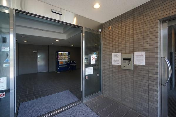 横浜市緑区東本郷６丁目の中古マンションのエントランス|エントランスにはオートロックがついており防犯面も安心！
清掃も行き届いており、気持ちがいいですね。
